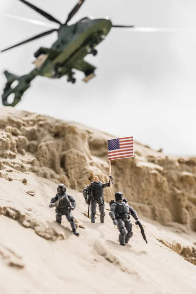 Selective Focus Toy Soldiers Sand Hill American Flag Helicopter Background — Stock Photo, Image