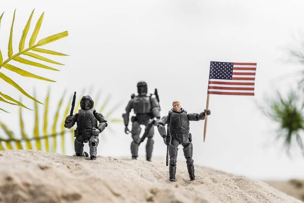 Foco Seletivo Soldados Brinquedo Segurando Bandeira Americana Colina Areia — Fotografia de Stock