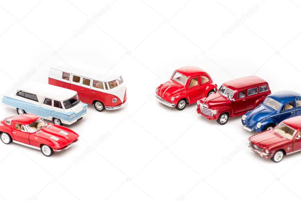 auto giocattolo colorate e autobus sulla superficie bianca