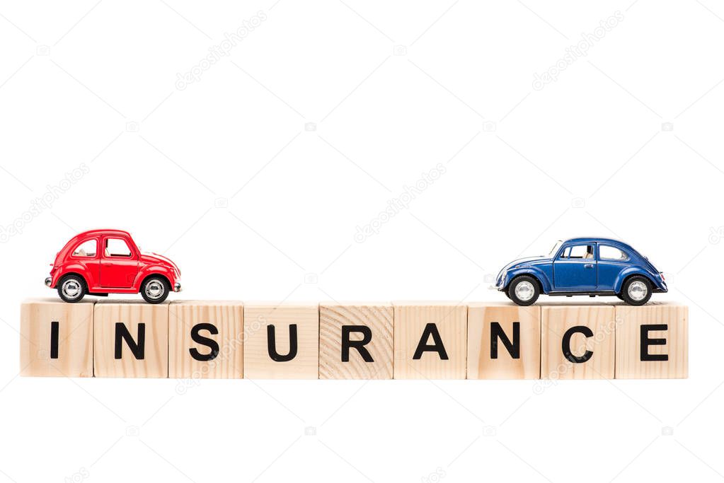 auto giocattolo blu e rosse su blocchi di legno con lettere isolate su bianco