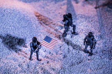 kozmik gezegende Amerikan bayrağı ile oyuncak astronotların havai görünümü