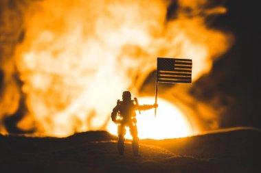duman güneş ile gezegende Amerikan bayrağı ile oyuncak asker silueti 