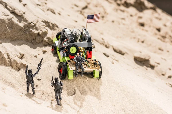 Spielzeugsoldaten Aus Plastik Auf Sanddüne Neben Auto Mit Amerikanischer Flagge — Stockfoto