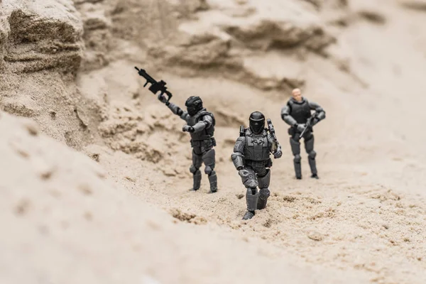 Selektiver Fokus Von Spielzeugsoldaten Aus Plastik Auf Sanddüne Mit Gewehren — Stockfoto