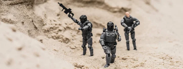 Selectieve Focus Van Plastic Speelgoed Soldaten Zandduin Met Geweren Panoramische — Stockfoto