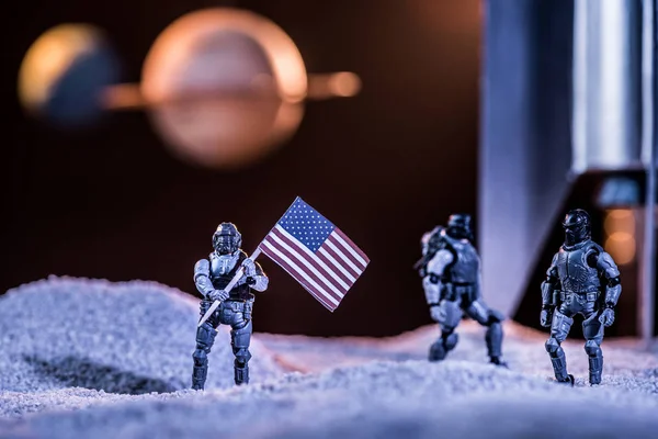 Selektiv Fokusering Leksaks Astronauterna Innehar Amerikanska Flaggan Rymden Nära Rocket — Stockfoto
