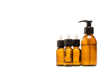 beyaz izole serum ve nemlendirici kozmetik şişeler 