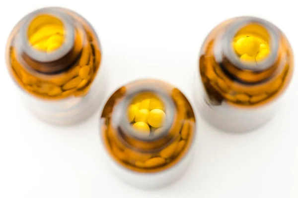 Vista Superior Pequenas Garrafas Com Pílulas Isoladas Branco — Fotografia de Stock