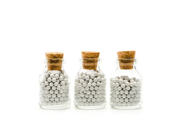 Стеклянные Бутылки Круглыми Таблетками Деревянные Пробки Изолированы Белом — стоковое фото