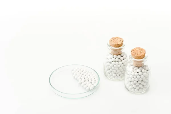 Garrafas Com Rolhas Madeira Perto Placa Vidro Petri Isolado Branco — Fotografia de Stock