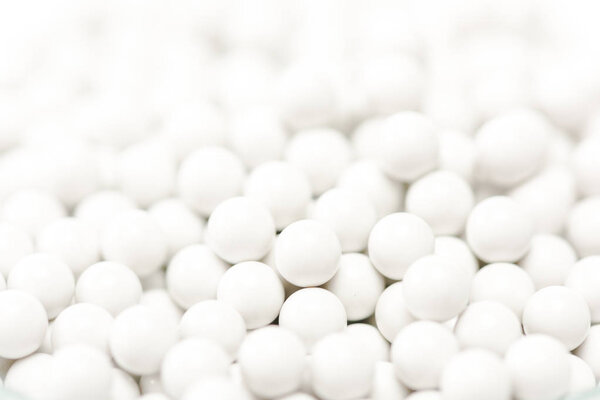 текстурированный фон из маленьких белых круглых таблеток
