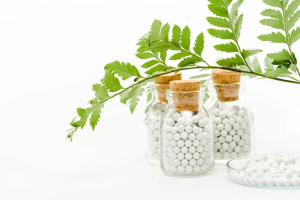 Selektywne Skupienie Medycyny Szklanych Butelkach Drewnianymi Korkami Zielonymi Liśćmi Białym — Zdjęcie stockowe