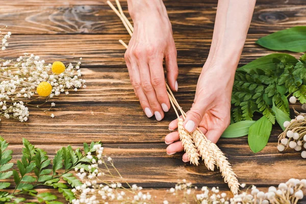 Cropped View Woman Holding Wheat Plants Wooden Table — Stock Photo, Image