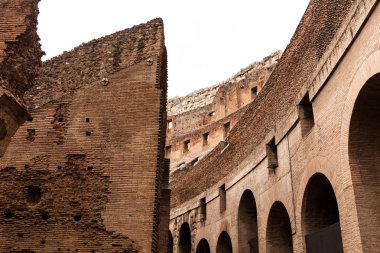 Roma, İtalya - 28 Haziran 2019: antik binaların dokulu kalıntıları