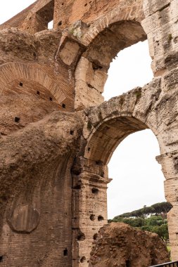 Roma, İtalya - 28 Haziran 2019: antik yapının dokulu kalıntıları