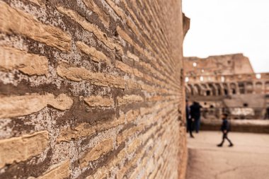 Roma, İtalya - 28 Haziran 2019: Roma'da insanların seçici odağı ve eski dokulu duvar, İtalya