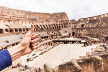 Roma, İtalya - 28 Haziran 2019: Kolezyum'un önünde başparmak gösteren adamın kısmi görünümü