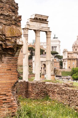 Roma, İtalya - 28 Haziran 2019: Antik kalıntılar yakınında sacra üzerinden insanlar