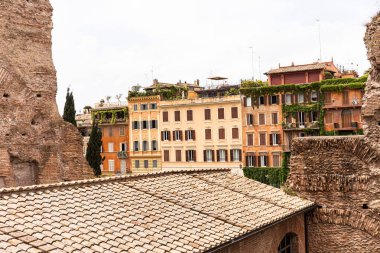 Roma'da gri gökyüzü altında eski renkli evler, İtalya