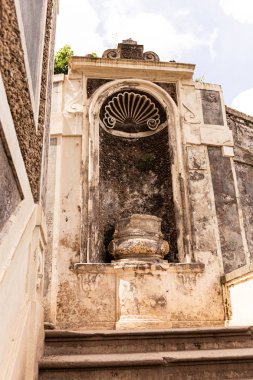 Roma, İtalya - 28 Haziran 2019: Roma'da güneşli bir günde eski binanın alt görünümü, İtalya