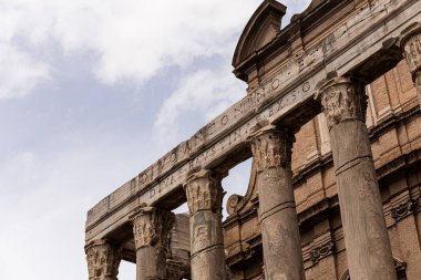 Roma, İtalya - 28 Haziran 2019: Antoninus ve Faustina tapınağı mavi gökyüzü altında