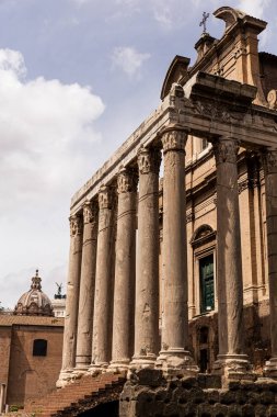 Roma, İtalya - 28 Haziran 2019: Antoninus ve Faustina tapınağı mavi gökyüzü altında