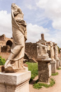Roma, İtalya - 28 Haziran 2019: güneşli bir günde antik heykeller ve binalar