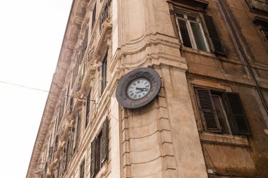 Roma, İtalya - 28 Haziran 2019: Roma'da saatli eski binanın alt görünümü, İtalya