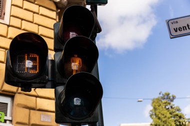 Roma, İtalya - 28 Haziran 2019: trafik ışığı ve sokakta adres plaketi 