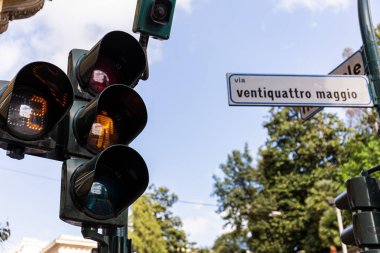 Roma, İtalya - 28 Haziran 2019: trafik ışığı ve sokakta adres plaketi 