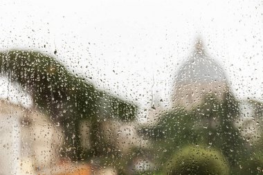 roma, İtalya'da yağmur damlaları ile pencere cam