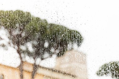 roma, İtalya'da yağmur damlaları ile pencere cam