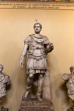 Roma, İtalya - 28 Haziran 2019: Müzede antik Roma heykelleri 