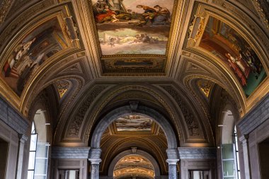 Roma, İtalya - 28 Haziran 2019: Vatikan Müzesi'nde antik freskli tavan 
