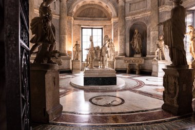 Roma, İtalya - 28 Haziran 2019: Vatikan Müzesi'ndeki antik Roma heykel ve heykelleri