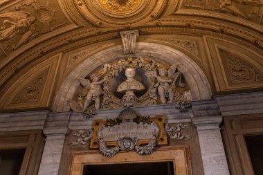 Roma, İtalya - 28 Haziran 2019: Vatikan Müzesi'nde Galleria dei Candelabri antik iç