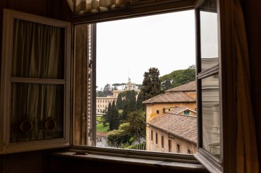 roma, İtalya açık pencere arkasında sokakta bina ve yeşil ağaçlar