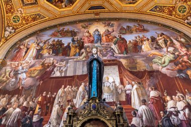 Roma, İtalya - 28 Haziran 2019: Vatikan müzelerinde antik freskler ve heykel