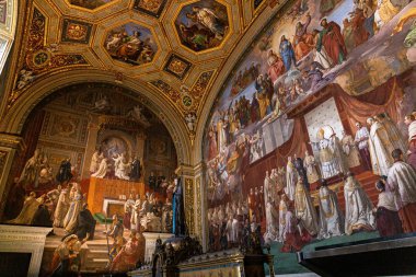 Roma, İtalya - 28 Haziran 2019: Vatikan müzelerinde antik freskler ve heykel