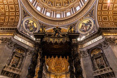Roma, İtalya - 28 Haziran 2019: Antik fresk ve heykellerle Vatikan müzelerinin iç mekanları