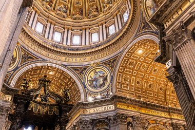 Roma, İtalya - 28 Haziran 2019: Antik freskli Vatikan müzelerinin iç mekanları 