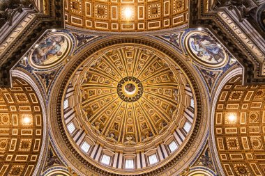 Roma, İtalya - 28 Haziran 2019: Vatikan Müzesi'nde eski fresklerle tavanın alt görünümü