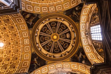 Roma, İtalya - 28 Haziran 2019: Vatikan Müzesi'nde eski fresklerle tavanın alt görünümü