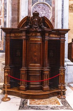 Roma, İtalya - 28 Haziran 2019: Vatikan'daki Aziz Petrus Bazilikası'nda itiraf standı 