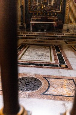 Roma, İtalya - 28 Haziran 2019: Vatikan'da bazilikanın iç mekanlarının seçici odak noktası