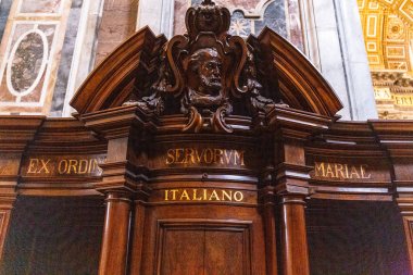 Roma, İtalya - 28 Haziran 2019: Vatikan'daki Aziz Petrus Bazilikası'nda itiraf standı 