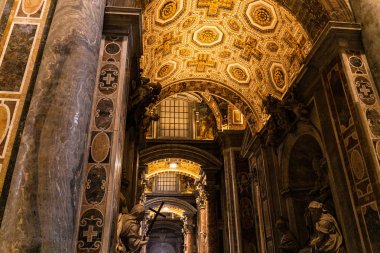 Roma, İtalya - 28 Haziran 2019: Vatikan'da fresk ve heykellerle bazilikanın iç kısmı