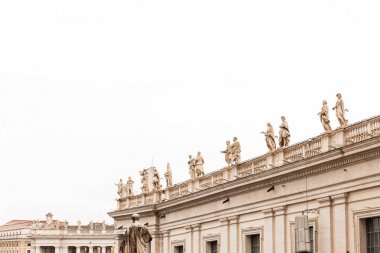 Roma, İtalya - 28 Haziran 2019: Gri gökyüzünün altında Roma heykellerinin olduğu eski bina