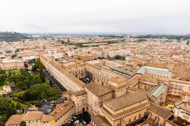 Roma, İtalya - 28 Haziran 2019: Roma'da gri gökyüzü altında insanların, binaların ve ağaçların havadan görünümü, İtalya