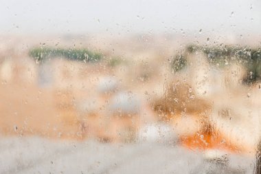 Roma, İtalya'da yağmur damlaları ile ıslak pencere